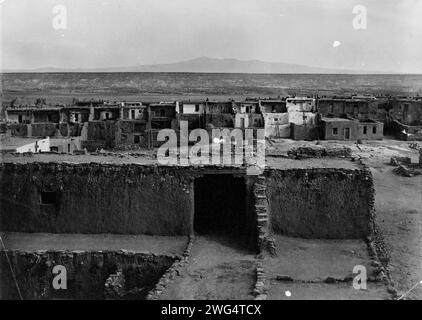 Acoma dall'alto della chiesa, 1904, c1905. Vista di Acoma pueblo, Acoma, New Mexico e orizzonte lontano. Foto Stock