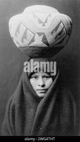 Zuni ragazza con vaso, c1903. Ritratto testa e spalle di Zuni ragazza con vaso in ceramica sulla testa. Foto Stock