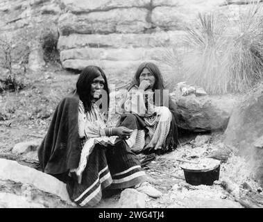 Due donne indiane Apache al fuoco, pentola davanti ad una, c1903. Foto Stock