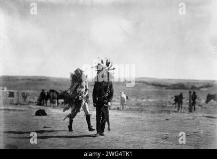 Toneneli e Haschelti, c1905. Due uomini Navajo che impersonavano due Yeibichai, Toneneli (Dio dell'acqua) e Haschelti (Dio parlante) il sesto giorno della cerimonia di Yeibichai. Foto Stock