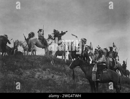 Sto pianificando un raid, c1907. La foto mostra i nativi a cavallo su una collina. Foto Stock