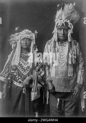 Tearing Lodge and Wife(?), c1910. Piegan uomo e donna, forse marito e moglie, ritratto di tre quarti, davanti. Foto Stock