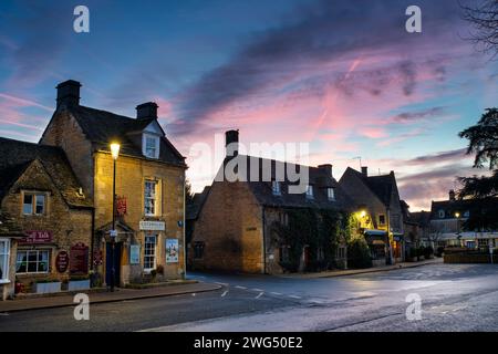 Il negozio della distilleria Cotswolds a Bourton on the Water all'alba. Bourton on the Water, Cotswolds, Gloucestershire, Inghilterra Foto Stock