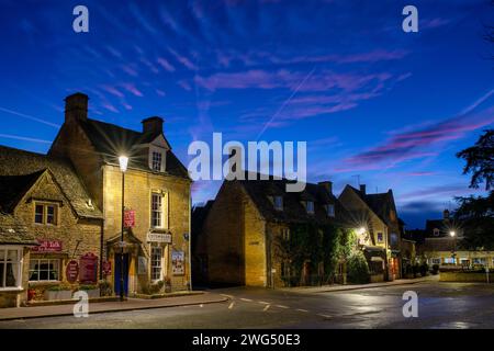 Il negozio della distilleria Cotswolds a Bourton on the Water all'alba. Bourton on the Water, Cotswolds, Gloucestershire, Inghilterra Foto Stock