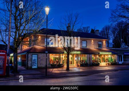 Il pub Willow di Bourton on the Water all'alba. Bourton on the Water, Cotswolds, Gloucestershire, Inghilterra Foto Stock