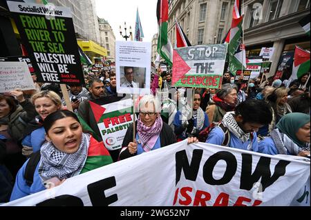 Londra, Regno Unito. 3 febbraio 2024. La Palestina protesta, chiedendo un cessate il fuoco ora marcia dalla BBC a Westminster per i discorsi. La folla continua a rispondere al continuo scoppio di violenza e alla risposta israeliana a Gaza. La protesta è stata organizzata da Stop the War, Palestine Solidarity Campaign UK e Friends of al Aqsa, tra gli altri. Crediti: Guy Bell/Alamy Live News Foto Stock