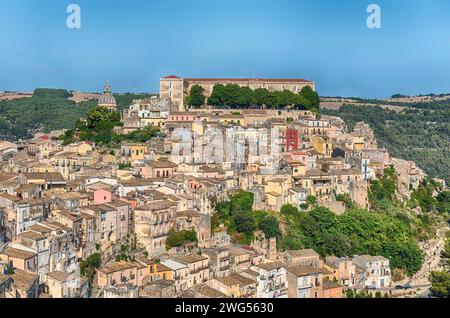 Vista panoramica di Ragusa Ibla, sede di una vasta gamma di architettura barocca e scenografico quartiere inferiore della città di Ragusa, Italia Foto Stock