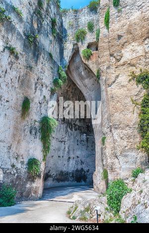 Ingresso della grotta chiamata Ear di Dionisio, uno dei principali punti di riferimento del Parco Archeologico di Neapolis, Siracusa, Sicilia, Italia Foto Stock