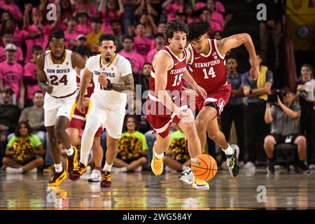 Benny Gealer (15 anni), guardia del Cardinal di Stanford, scende in campo nella prima metà della partita di basket della NCAA contro l'Arizona State a Tempe, Arizona, Thu Foto Stock