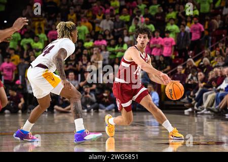 Benny Gealer (15 anni), la guardia del Cardinal di Stanford, sembra passare la palla nel primo tempo della partita di basket della NCAA contro l'Arizona State a Tempe, Arizona Foto Stock