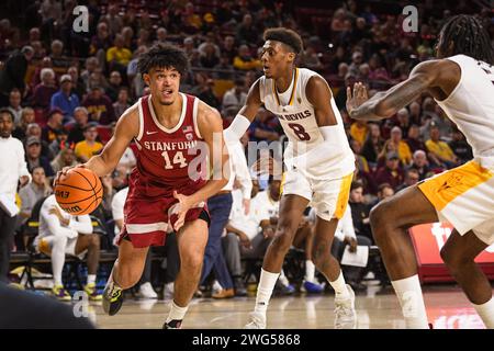 Spencer Jones (14), l'attaccante dello Stanford Cardinal, si dirige verso il basket nella prima metà della partita di basket NCAA contro l'Arizona State a Tempe, Arkansas Foto Stock