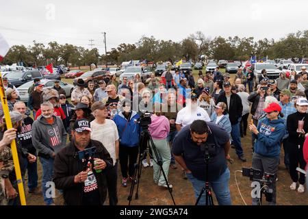 Dripping Springs, Stati Uniti. 2 febbraio 2024. Diverse centinaia di camion, auto e altri veicoli si incontrarono a Dripping Springs, Texas, il 2 febbraio 2024 per fare un lento convoglio attraverso San Antonio e Uvalde a Quemado e Eagle Pass, Texas, per affermare che i confini americani erano insicuri. (Foto di John Rudoff/Sipa USA) credito: SIPA USA/Alamy Live News Foto Stock