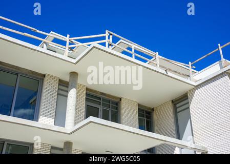 La parte superiore di un basso edificio residenziale in costruzione Foto Stock