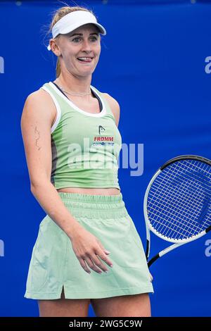 Jil Teichmann della Svizzera in azione durante le qualificazioni per il torneo Canberra International WTA 125 del 2024 Foto Stock