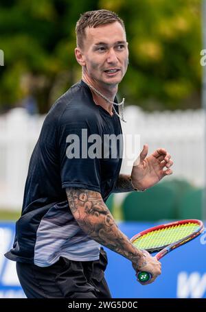 Denis Yevseyev del Kazakistan in azione durante le qualificazioni per il torneo Canberra International ATP Challenger 125 2024 Foto Stock