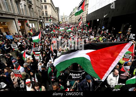 Londra, Regno Unito. 3 febbraio 2024. La Palestina protesta, chiedendo un cessate il fuoco ora marcia dalla BBC a Westminster per i discorsi. La folla continua a rispondere al continuo scoppio di violenza e alla risposta israeliana a Gaza. La protesta è stata organizzata da Stop the War, Palestine Solidarity Campaign UK e Friends of al Aqsa, tra gli altri. Crediti: Guy Bell/Alamy Live News Foto Stock