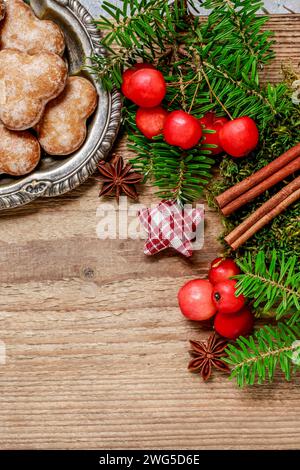 Sfondo di natale con MOSS, fir, iperico, gingerbread cookie e artigianale di stelle. Copia dello spazio. Foto Stock