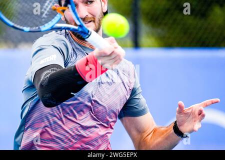 Andrea Vavassori in azione durante le qualificazioni per il torneo Canberra International ATP Challenger 125 2024 Foto Stock