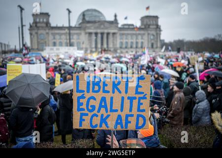 03 febbraio 2024, Berlín;: Decine di migliaia di cittadini si sono riuniti oggi a Berlino per una manifestazione di protesta contro l'estrema destra e l'alternativa estremista per il partito tedesco (AfD). Foto: Kay Nietfeld/dpa credito: dpa Picture Alliance/Alamy Live News Foto Stock