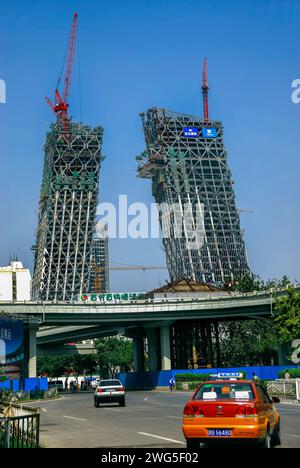 Pechino, Cina, scena di strada, Centro citta', traffico sotto moderno cavalcavia, costruzione torre CCTV Foto Stock