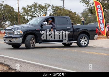 Dripping Springs, Stati Uniti. 2 febbraio 2024. Diverse centinaia di camion, auto e altri veicoli si incontrarono a Dripping Springs, Texas, il 2 febbraio 2024 per fare un lento convoglio attraverso San Antonio e Uvalde a Quemado e Eagle Pass, Texas, per affermare che i confini americani erano insicuri. (Foto di John Rudoff/Sipa USA) credito: SIPA USA/Alamy Live News Foto Stock