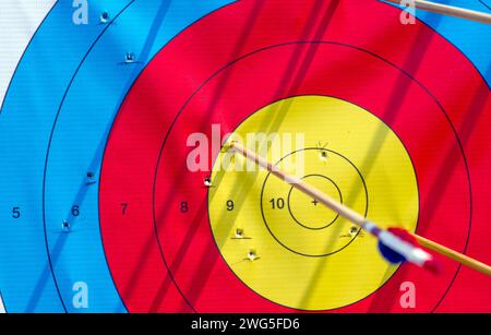 Molte frecce colpiscono il bersaglio del tiro con l'arco, occhio di bue. Foto Stock