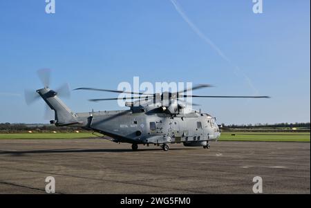 Elicottero della Royal Navy AugustaWestland Merlin ZH833 a Duxford, Cambridgeshire, Inghilterra, Regno Unito. Foto Stock