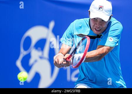 Brandon Nakashima degli Stati Uniti in azione durante il Round of 32 del torneo Canberra International ATP Challenger 125 2024 Foto Stock