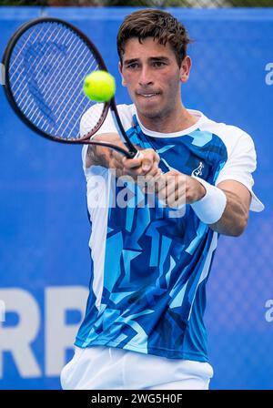 Matteo Gigante in azione durante il Round of 32 del torneo 2024 Canberra International ATP Challenger 125 Foto Stock