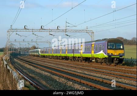 Un paio di unità multiple elettriche di classe 321 guidate da 321409 che lavorano in un servizio Silverlink presso Dudswell. Foto Stock