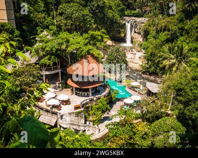 Splendido ristorante con piscina a sfioro e cascata, Bali Foto Stock