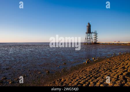 Faro di Obereversand a Dorum-Neufeld con bassa marea e sole serale Foto Stock