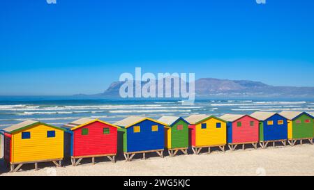 capanne colorate sulla spiaggia di muizenberg con cielo azzurro e soleggiato Foto Stock