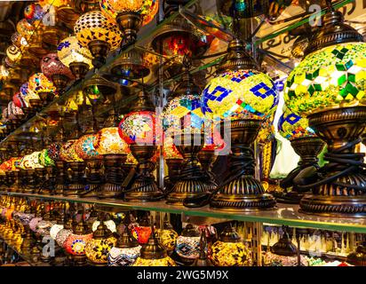 Una fila di tradizionali lanterne arabe multicolori al vecchio mercato di Dubai. Foto Stock