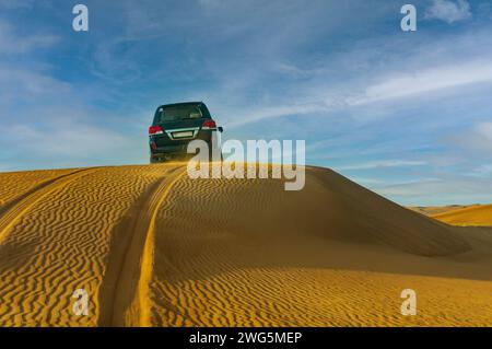 Safari nel deserto su veicoli fuoristrada. Mazze di sabbia, sabbia rossa-gialla. Emirati Arabi Uniti, Rub-el-Khali Foto Stock