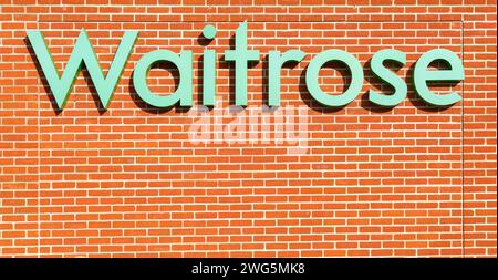 Cartello del negozio Waitrose sul muro di mattoni, Regno Unito Foto Stock