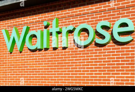 Cartello del negozio Waitrose sul muro di mattoni, Regno Unito Foto Stock