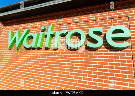 Cartello del negozio Waitrose sul muro di mattoni, Regno Unito Foto Stock