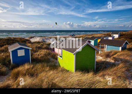 colorate capanne da spiaggia in legno alla luce della sera Foto Stock