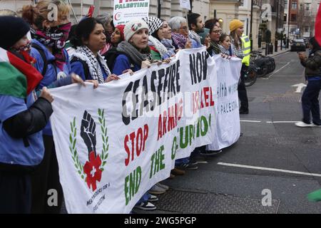 Le marce per la Palestina continuano a Londra l'ultima marcia in solidarietà con il popolo palestinese si svolge a Londra. La marcia inizia all'esterno di Broadcasting House, base della BBC prima di dirigersi attraverso la città, terminando a Whitehall, vicino a Downing Street. Credito: Roland Ravenhill/Alamy. Foto Stock