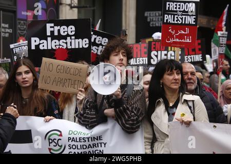 Le marce per la Palestina continuano a Londra l'ultima marcia in solidarietà con il popolo palestinese si svolge a Londra. La marcia inizia all'esterno di Broadcasting House, base della BBC prima di dirigersi attraverso la città, terminando a Whitehall, vicino a Downing Street. Credito: Roland Ravenhill/Alamy. Foto Stock