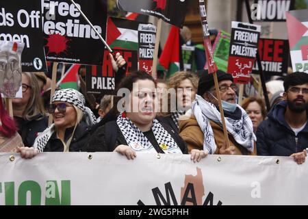 Le marce per la Palestina continuano a Londra l'ultima marcia in solidarietà con il popolo palestinese si svolge a Londra. La marcia inizia all'esterno di Broadcasting House, base della BBC prima di dirigersi attraverso la città, terminando a Whitehall, vicino a Downing Street. Credito: Roland Ravenhill/Alamy. Foto Stock