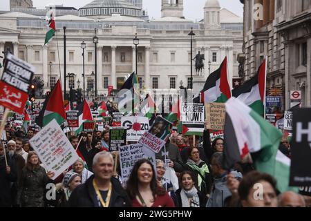 Le marce per la Palestina continuano a Londra l'ultima marcia in solidarietà con il popolo palestinese si svolge a Londra. La marcia inizia all'esterno di Broadcasting House, base della BBC prima di dirigersi attraverso la città, terminando a Whitehall, vicino a Downing Street. Credito: Roland Ravenhill/Alamy. Foto Stock