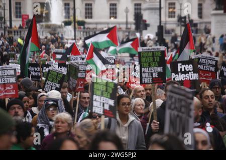 Le marce per la Palestina continuano a Londra l'ultima marcia in solidarietà con il popolo palestinese si svolge a Londra. La marcia inizia all'esterno di Broadcasting House, base della BBC prima di dirigersi attraverso la città, terminando a Whitehall, vicino a Downing Street. Credito: Roland Ravenhill/Alamy. Foto Stock