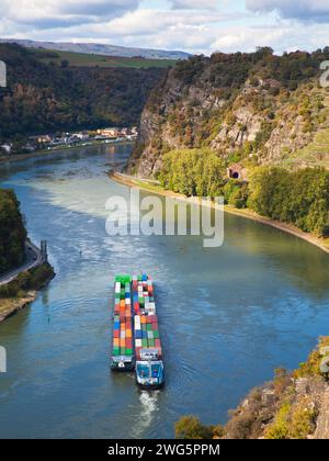 vista della gola del fiume reno fino alla storica roccia lorelei con una colorata nave portacontainer Foto Stock