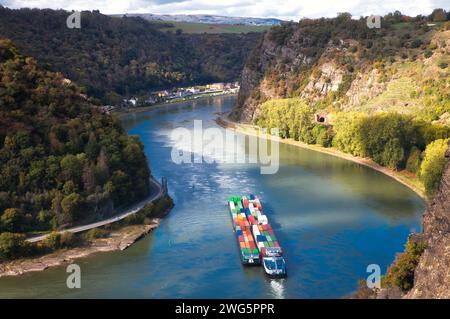 vista della gola del fiume reno fino alla storica roccia lorelei con una colorata nave portacontainer Foto Stock