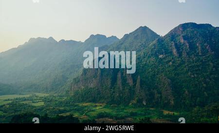 Splendida vista di alcuni turisti che scattano foto al bellissimo panorama dal punto panoramico di Nam Xay a Vang Vieng, Laos. Foto Stock