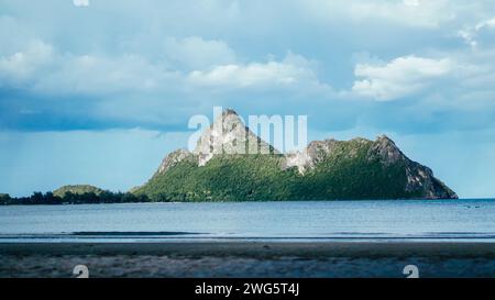 Spiaggia di Ao Manao, punto di riferimento della destinazione turistica di Prachuap Khiri Khan, Thailandia. Paesaggio estivo con mare e catena montuosa. Foto Stock