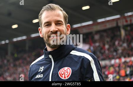 Magonza, Germania. 3 febbraio 2024. Calcio: Bundesliga, FSV Mainz 05 - Werder Bremen, Matchday 20, Mewa Arena: Allenatore di Mainz Jan Siewert. Credito: Torsten Silz/dpa - NOTA IMPORTANTE: in conformità con le norme della DFL German Football League e della DFB German Football Association, è vietato utilizzare o utilizzare fotografie scattate nello stadio e/o della partita sotto forma di immagini sequenziali e/o serie di foto simili a video./dpa/Alamy Live News Foto Stock