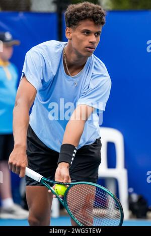 Gabriel Diallo del Canada in azione durante i quarti di finale del torneo Canberra International ATP Challenger 125 del 2024 Foto Stock